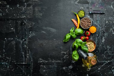 Siyah arka planda taze otlar ve baharatlar. Kopyalama alanı olan üst görünüm.