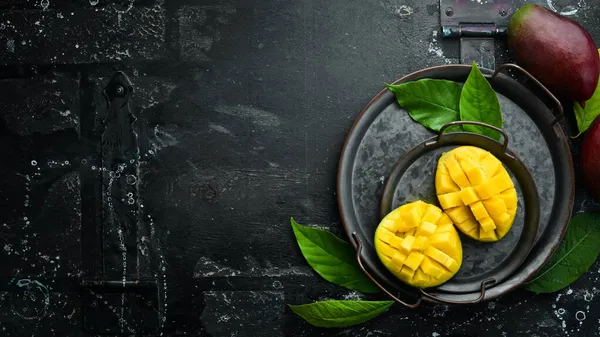 Mango Taze Sulu Olgun Mango Tabakta Dilimlere Bölünmüş Tropik Meyveler — Stok fotoğraf