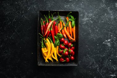 Metal tepside taze acı biber. Yemek arkaplanı. Üst görünüm.