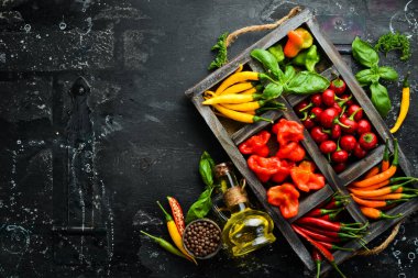 Ahşap bir kutuda renkli kırmızı biber seti. Meksika mutfağı. Baharatlar. Üst görünüm.