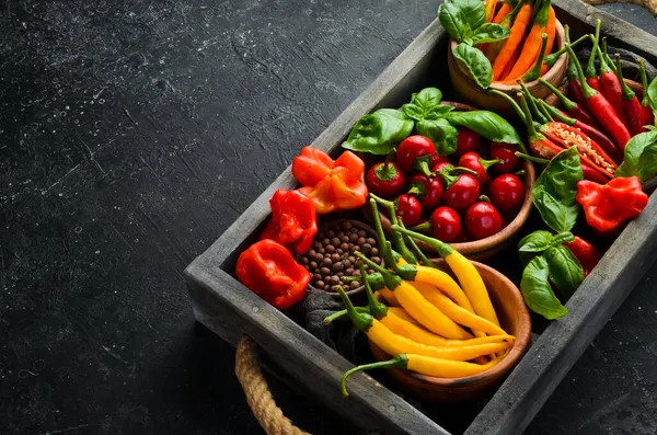 Set Peperoncini Colorati Scatola Legno Cucina Messicana Spezie Vista Dall — Foto Stock