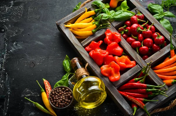 Ahşap bir kutuda renkli kırmızı biber seti. Meksika mutfağı. Baharatlar. Üst görünüm.