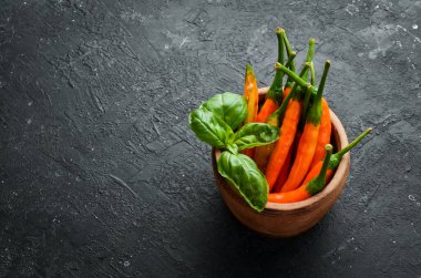 Baharatlı taze acı biber. Kırmızı biberlerin en üst görüntüsü. Metin için boş alan.