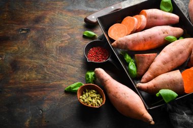 Metal tepside taze organik patatesler. Siyah bir arka planda. Üst Manzara. Metnin için boş yer.