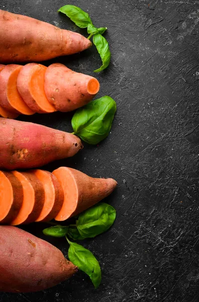 Raw Sweet Potatoes Basil Black Stone Background Top View Free — Stock Photo, Image