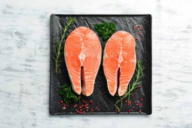 Baharatlı çiğ somon bifteği. Beyaz ahşap bir arka planda. Üst görünüm.