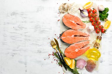 Baharatlı çiğ somon bifteği. Beyaz ahşap bir arka planda. Üst görünüm.