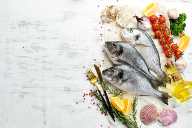 Baharatlı çiğ dorado balığı. Beyaz ahşap bir arka planda. Üst görünüm.