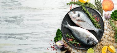 Baharatlı çiğ dorado balığı. Beyaz ahşap bir arka planda. Üst görünüm.