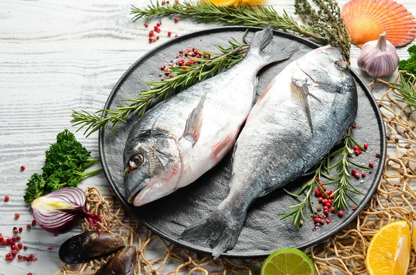 スパイスと生のDorado魚 白い木の背景に トップ表示 — ストック写真