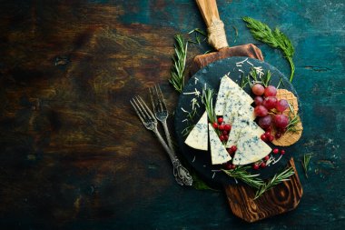 Aperatifli tabakta küflü mavi peynir. Kırsal tarzda. Boş kopyalama alanı.