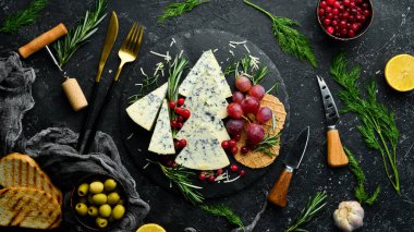 Aperatifli tabakta küflü mavi peynir. Kırsal tarzda. Boş kopyalama alanı.