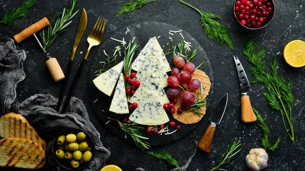 Aperatifli tabakta küflü mavi peynir. Kırsal tarzda. Boş kopyalama alanı.
