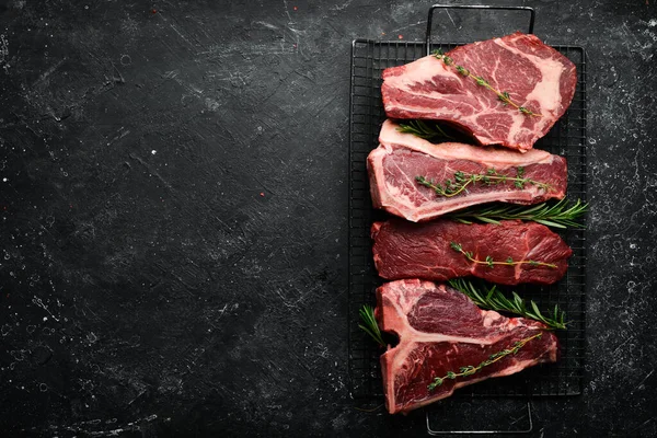 Olika Råa Svarta Angus Prime Kött Biffar Ben Striploin Rib — Stockfoto