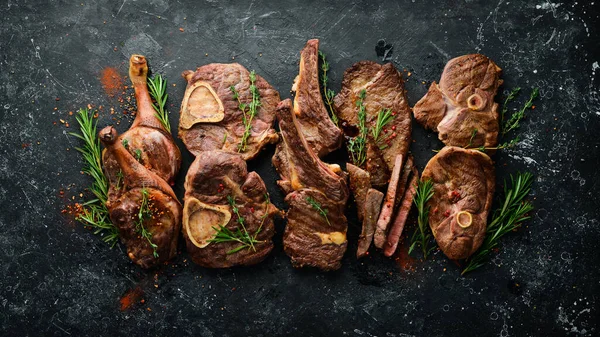 Conjunto Filetes Parrilla Sobre Una Mesa Piedra Negra Con Especias — Foto de Stock