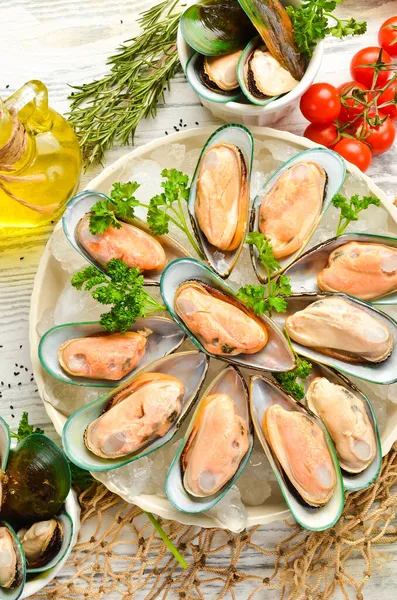 Raw Green Large Mussels Spices Ice Clams Ready Dinner Free — Stock Photo, Image