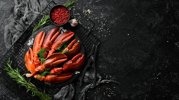烧焦的红龙虾爪 用香料和欧芹放在黑色的石板上 在一个黑色的背景 乡村风格 海鲜佳肴 — 图库照片