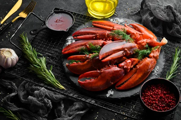 Garras Langosta Roja Hervida Con Especias Perejil Plato Piedra Negro — Foto de Stock