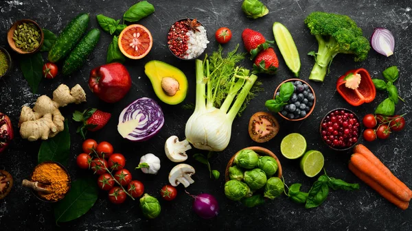 Conceito Alimentação Saudável Legumes Frutas Fundo Pedra Preta Vista Superior — Fotografia de Stock