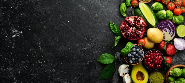 Koncepcja Zdrowego Odżywiania Warzywa Owoce Czarnym Tle Kamienia Widok Góry — Zdjęcie stockowe
