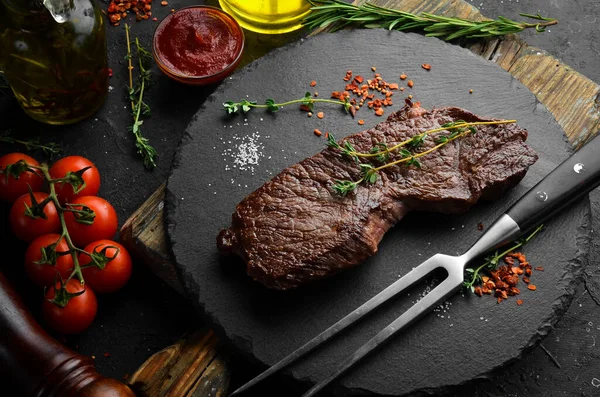 Sığır etli biftek. Biberiye ve baharatlı sulu biftek. Üst Manzara. Kırsal tarzda. Düz Yat.