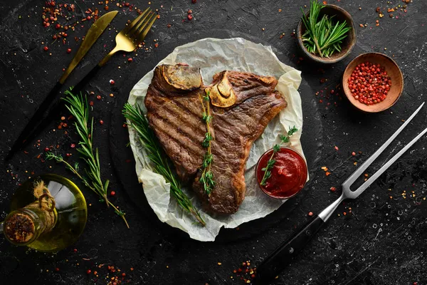 Öregített Marhahús Bone Steak Szaftos Steak Rozmaringgal Fűszerekkel Első Látásra — Stock Fotó