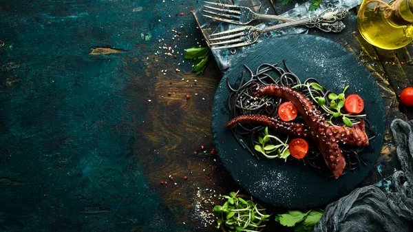 Tentáculos Pulpo Cocidos Salsa Ajo Pasta Negra Con Tinta Sepia — Foto de Stock