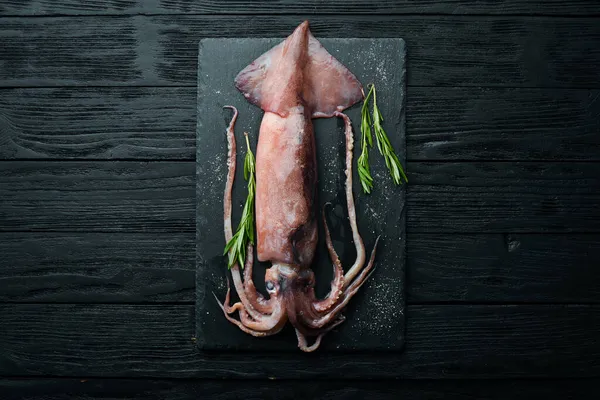 Calamari Freschi Con Spezie Fondo Pietra Scura Uno Sfondo Scuro — Foto Stock