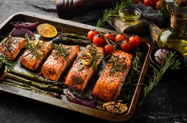 Biberiye, limon ve sebzeli fırında somon. Yemek tarifi. Deniz ürünleri. Metin için kenar görünümü boş alan.