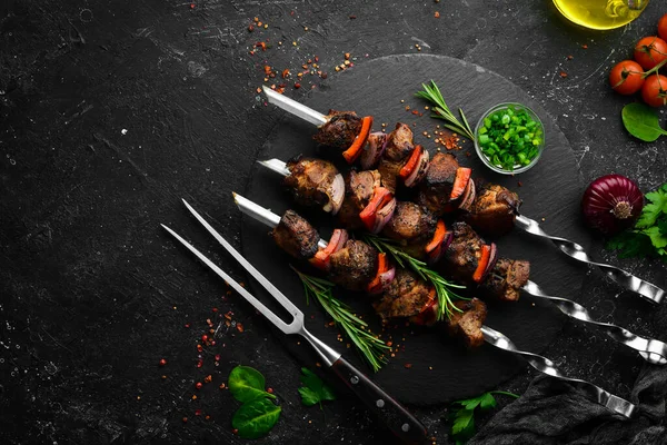 Kebab Tradizionale Spiedini Succosi Maiale Con Verdure Piatto Pietra Nera — Foto Stock
