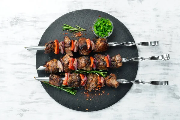 전통적 돌판에 야채를 돼지고기 튀김이다 바베큐 위에서 텍스트의 — 스톡 사진