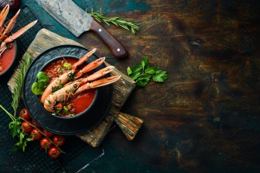 Deniz mahsullü domates çorbası. Istakoz ve sebzeli gazpacho çorbası. Üst Manzara. Metin için boş alan.