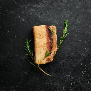 Tütsülenmiş domuz. Siyah taşlı arka planda baharat olan domuz yağı. Geleneksel Ukrayna yemekleri. Üst görünüm.