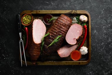 Tütsülenmiş domuz eti. Üst Manzara. Metin için boş alan. Siyah taştan bir arka planda.