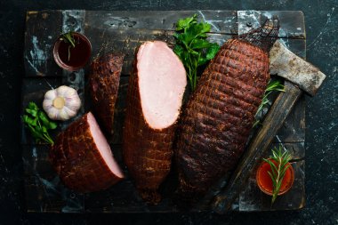 Tütsülenmiş domuz eti. Üst Manzara. Metin için boş alan. Siyah taştan bir arka planda.