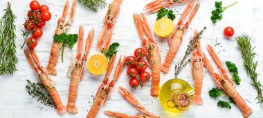 Çiğ karides, beyaz arka planda pişirilmeye hazır. Üst Manzara. Boş kopyalama alanı.