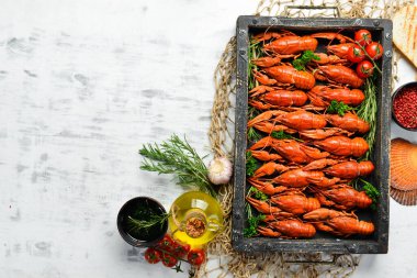 Tahta bir kutuda büyük bir set kırmızı kerevit. Deniz ürünleri. Üst Manzara. Düz yatıyordu.