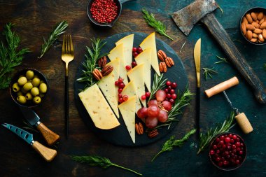 Çerez tabağında fındıklı sert fındık peyniri. Kırsal tarzda. Boş kopyalama alanı.