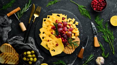 Maasdam dilimlenmiş peynir ve atıştırmalıklar. Kırsal tarzda. Boş kopyalama alanı.