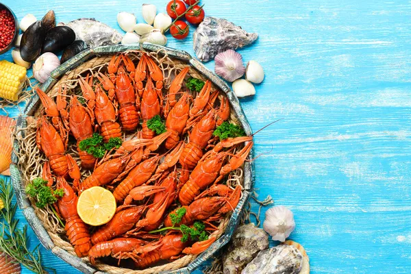 Grande Conjunto Lagostins Vermelhos Numa Caixa Madeira Frutos Mar Vista — Fotografia de Stock