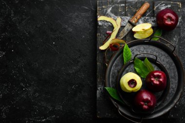 Meyveler. Taze sulu kırmızı elmalar. Kırsal tarzda. Siyah taştan bir arka planda.