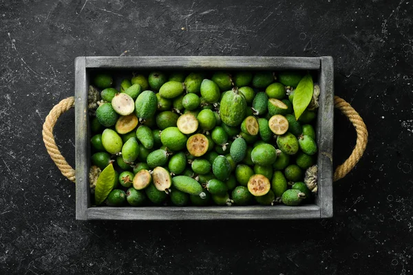 Feijoa Färska Feijofrukter Bricka Ovanifrån Svart Sten Bakgrund — Stockfoto