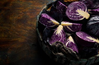 Taze lahana. Taze kesilmiş mor lahana. Siyah taştan bir arka planda.