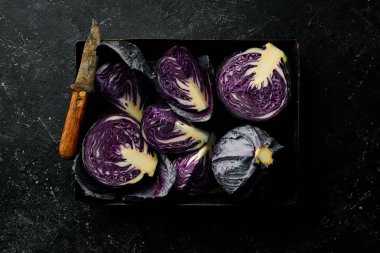 Mor lahana. Metal tepside taze lahana. Üst Manzara. Siyah taştan bir arka planda.