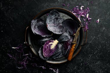 Mor lahana. Metal tepside taze lahana. Üst Manzara. Siyah taştan bir arka planda.