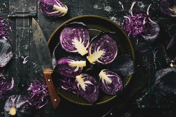 Fresh Cabbage Fresh Sliced Purple Cabbage Black Stone Background — Stock Photo, Image