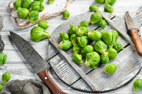 Warzywa Świeże Zielone Brukselki Kiełki Białym Drewnianym Tle Styl Rustykalny — Zdjęcie stockowe