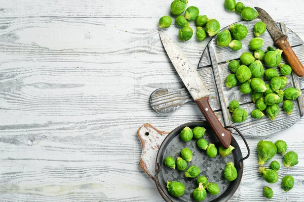 Warzywa Świeże Zielone Brukselki Kiełki Białym Drewnianym Tle Styl Rustykalny — Zdjęcie stockowe