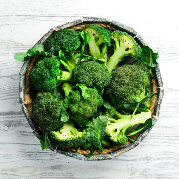 Warzywa Świeże Zielone Brokuły Białym Drewnianym Tle Styl Rustykalny Widok — Zdjęcie stockowe