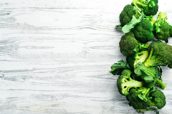 Grönsaker Färsk Grön Broccoli Vit Trä Bakgrund Rustik Stil Ovanifrån — Stockfoto